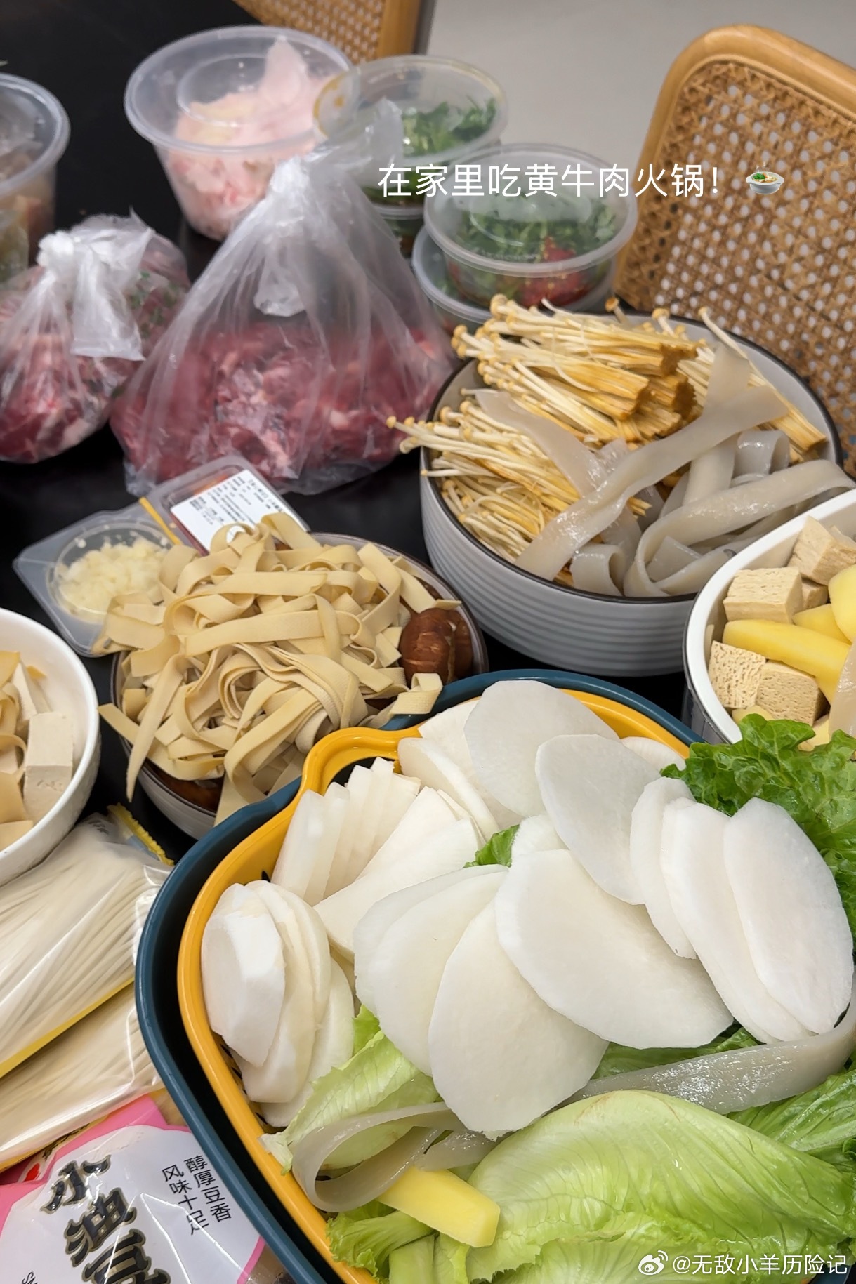 前两天喊朋友来家里吃牛肉火锅大脑门最开心了[彩虹屁]吃完一身味道赶紧洗了个澡，二