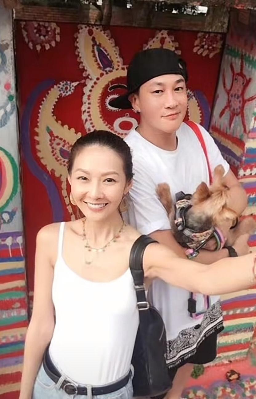 何润东的媳妇才是大家羡慕的人，因为何润东非常的专一。他的媳妇叫林姵希，是一个普通