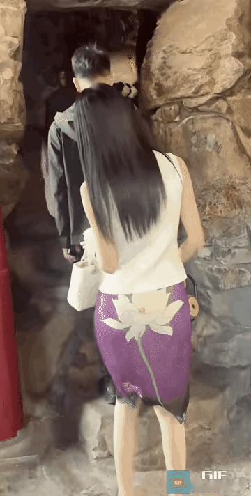 这女子穿着高跟鞋👠，这哪是旅游，简直就是受罪。