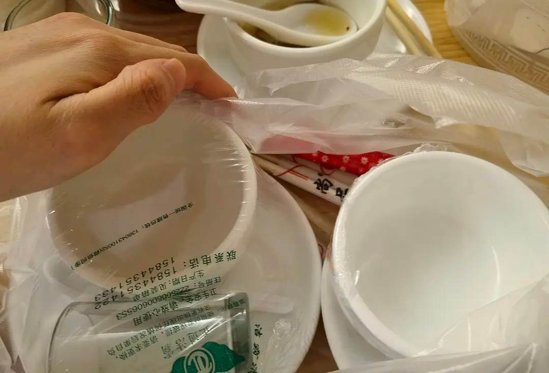 当我和东北菜老板说要四份餐具今天从长白山上下来，小伙伴累瘫了，说要不点外卖吧咱但