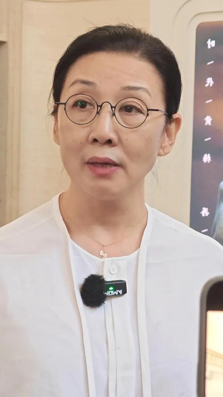 关于黄梅戏的传承人，民间各种说法都有。    我个人觉得，一代宗师是严凤英、王少