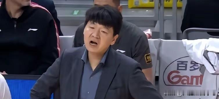 87-93山东不敌青岛遭遇三连败！
看了本赛季山东男篮的比赛，终于理解当年巩晓彬