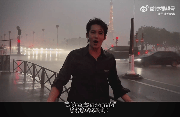 于适在巴黎暴雨中做英文报道谁能拒绝巴黎暴雨里狂飙英法双语的于适啊！一边躲雨一边报