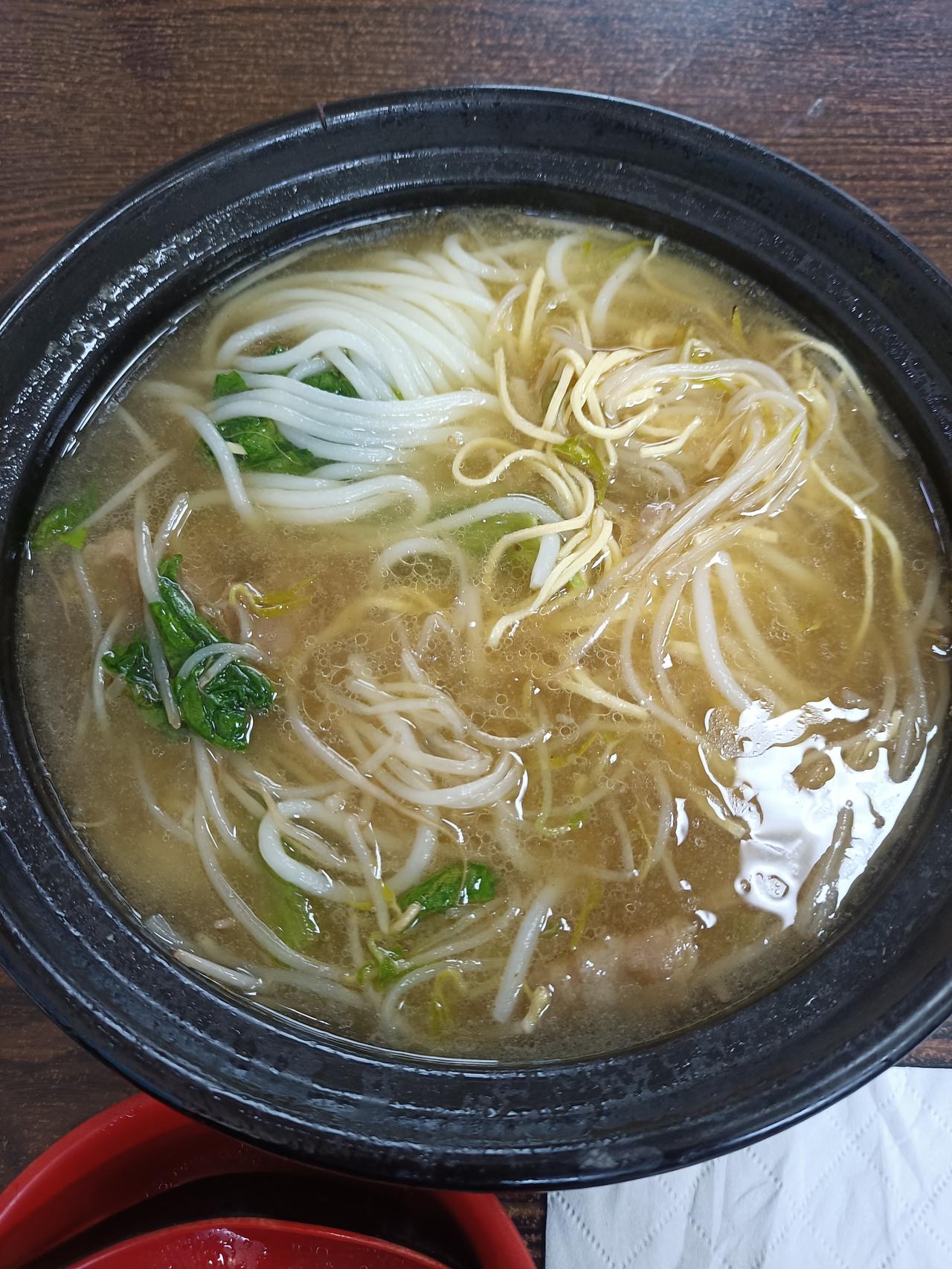 一早就在淅沥沥的雨声中醒来，这简直是老天爷给的“合法躺平”令！

其实不下雨我也