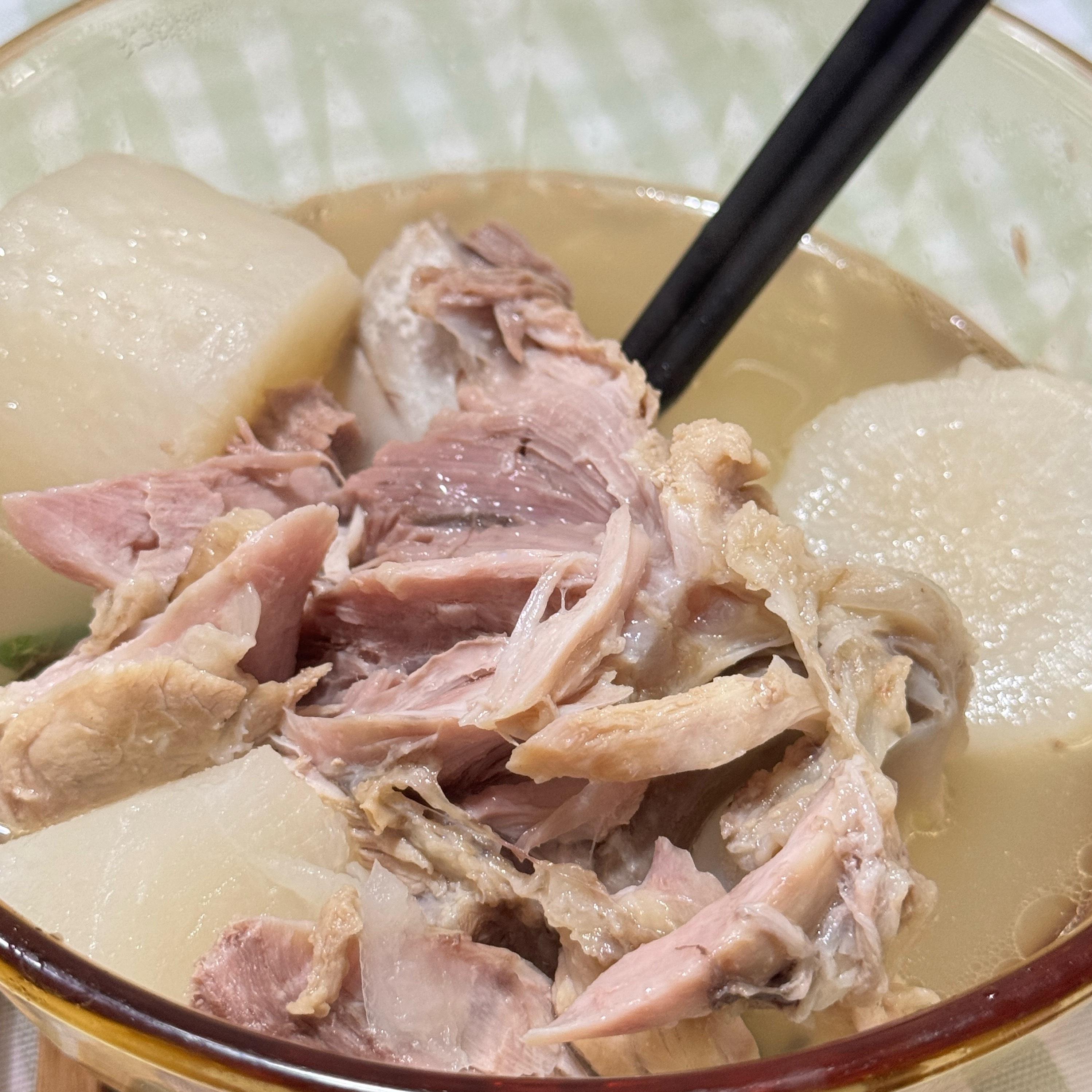 今天是白萝卜筒骨汤我妈最近每天都在给我做汤 我是真的喝腻了