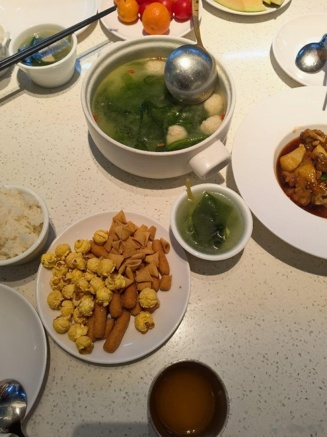 元旦快乐李爷减肥计划 减肥的第一百天。晚上出来转转，人是真的多，饭店生意好到爆，