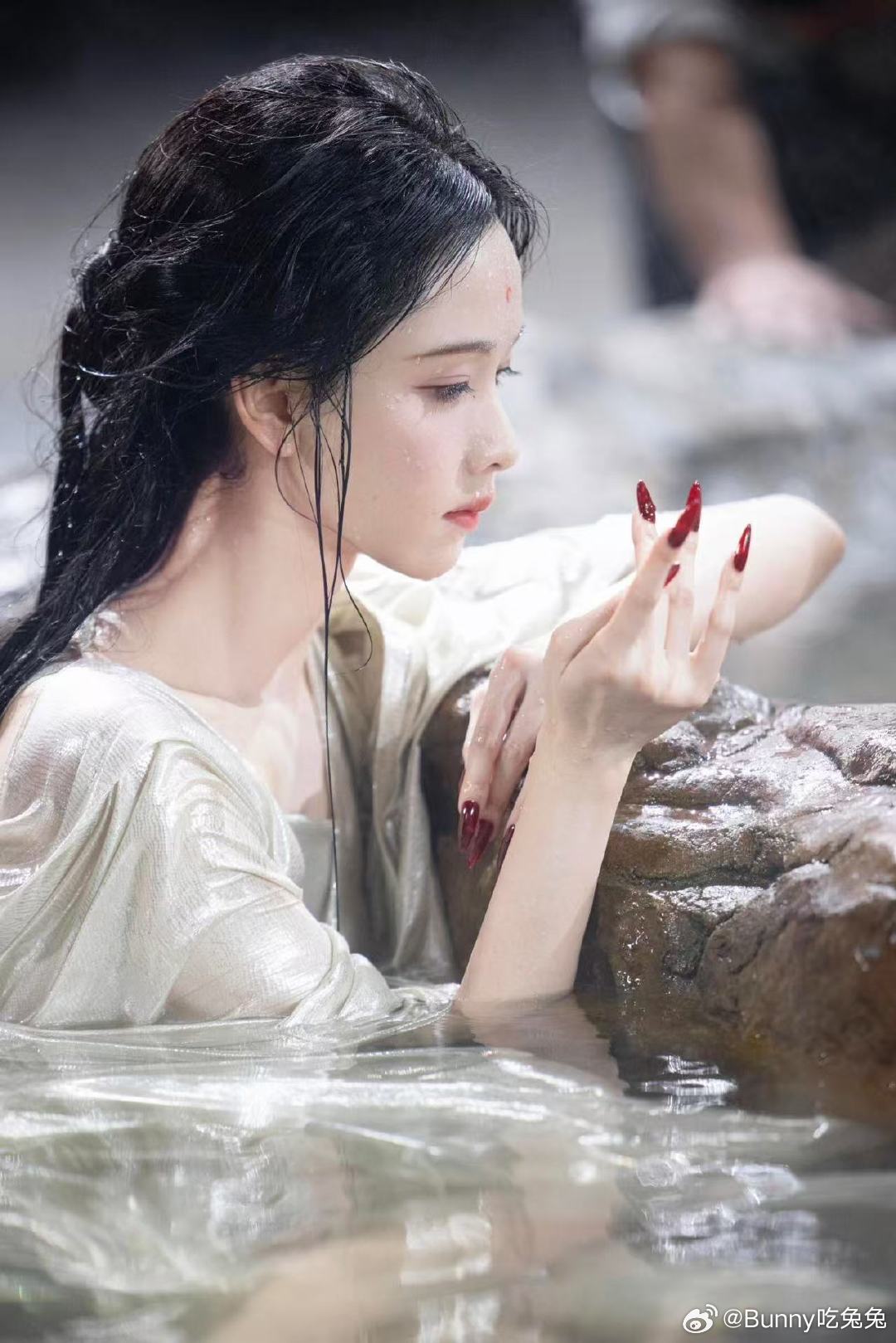 陈都灵雾妄言完全游戏建模这个陈都灵没有一帧是不美的清冷与妩媚切换自如，陈都灵把雾