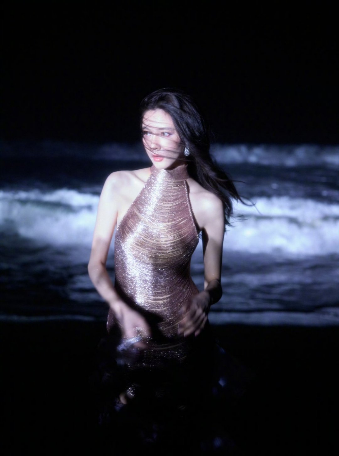 宋妍霏裙摆和身后的浪花融为一体了时尚和自然的完美碰撞！CC这身造型和背景太搭了 