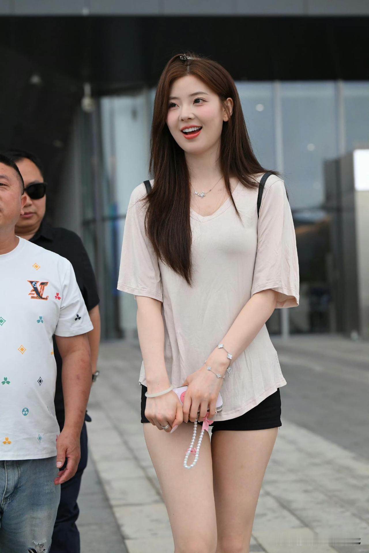 网红车模春晓街拍生图