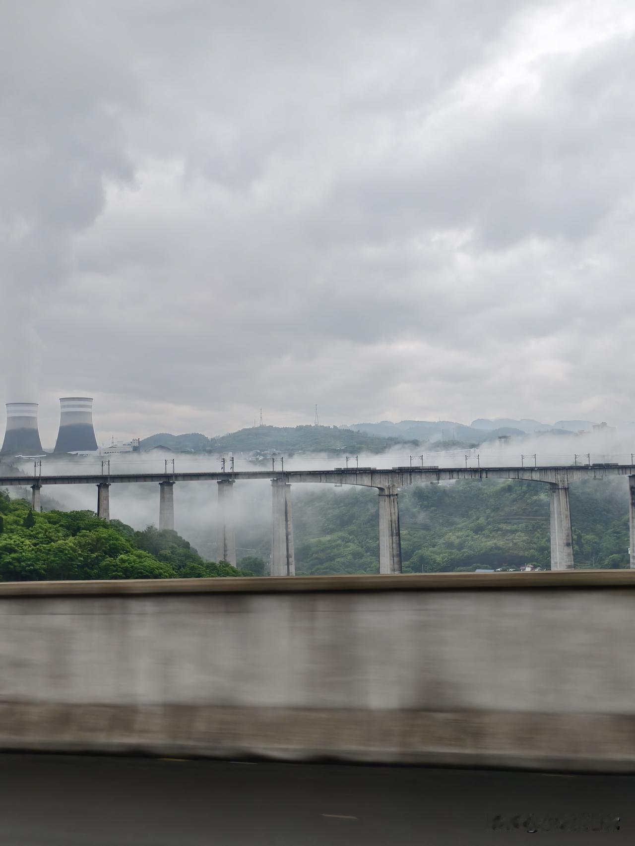 老俩口2026年春季床车自驾游第十五天，又是看山景，吃当地小吃的一天。

上午走