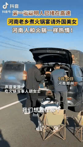 河南郑州，一高速上堵了几十公里，一男子看塞车严重，他就干脆打开后备箱，拿起食材直
