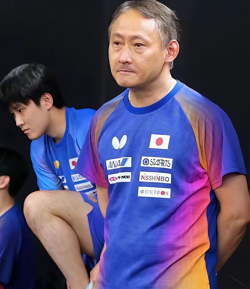 祝贺与赞美中国国乒收获胜利与荣耀。被父亲称作日本乒乓球界英雄的张本智和兄妹，再次