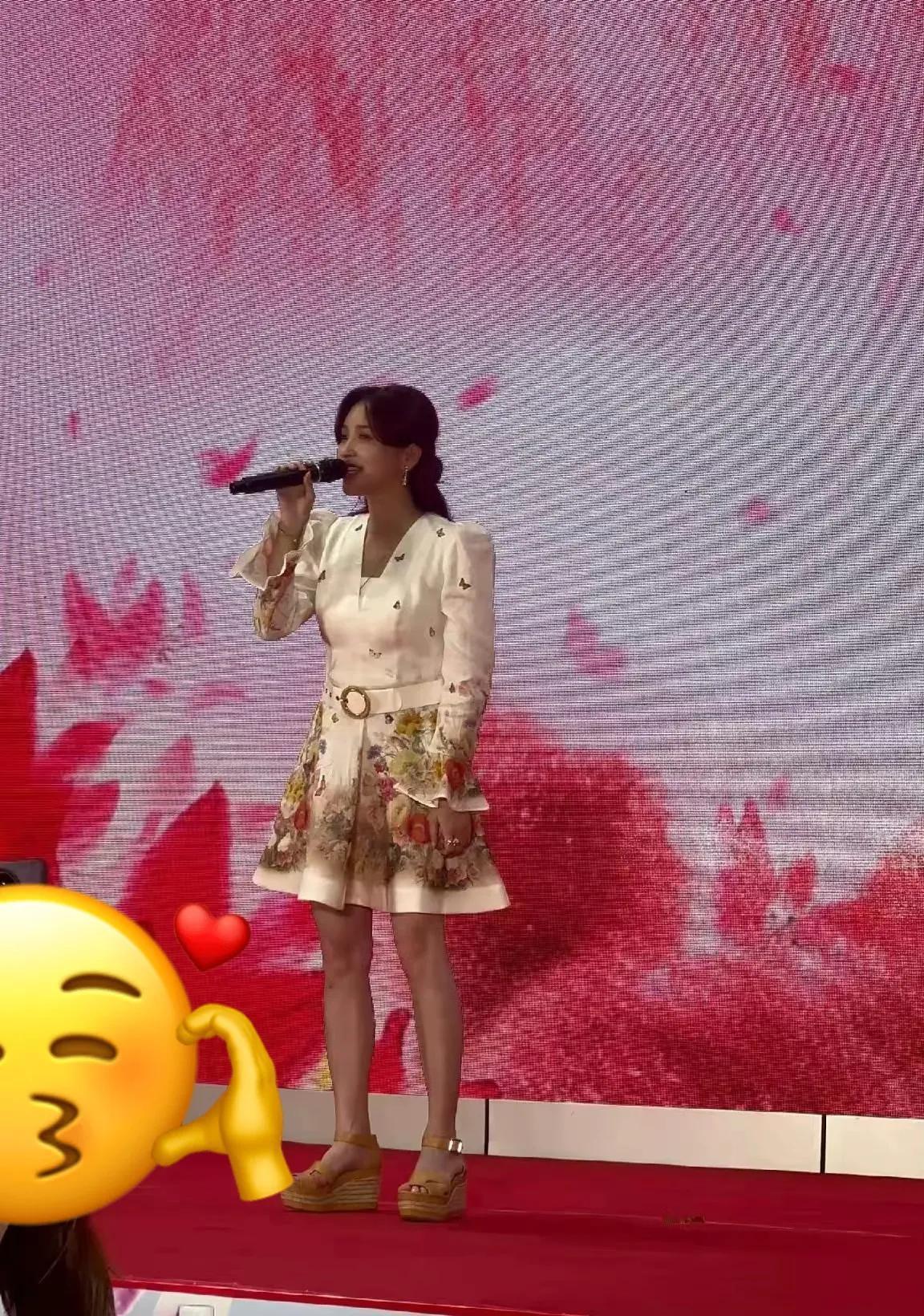 金莎在商演的路上越走越远，她坦白：这钱赚的问心无愧。

41岁的金莎最近又被网友