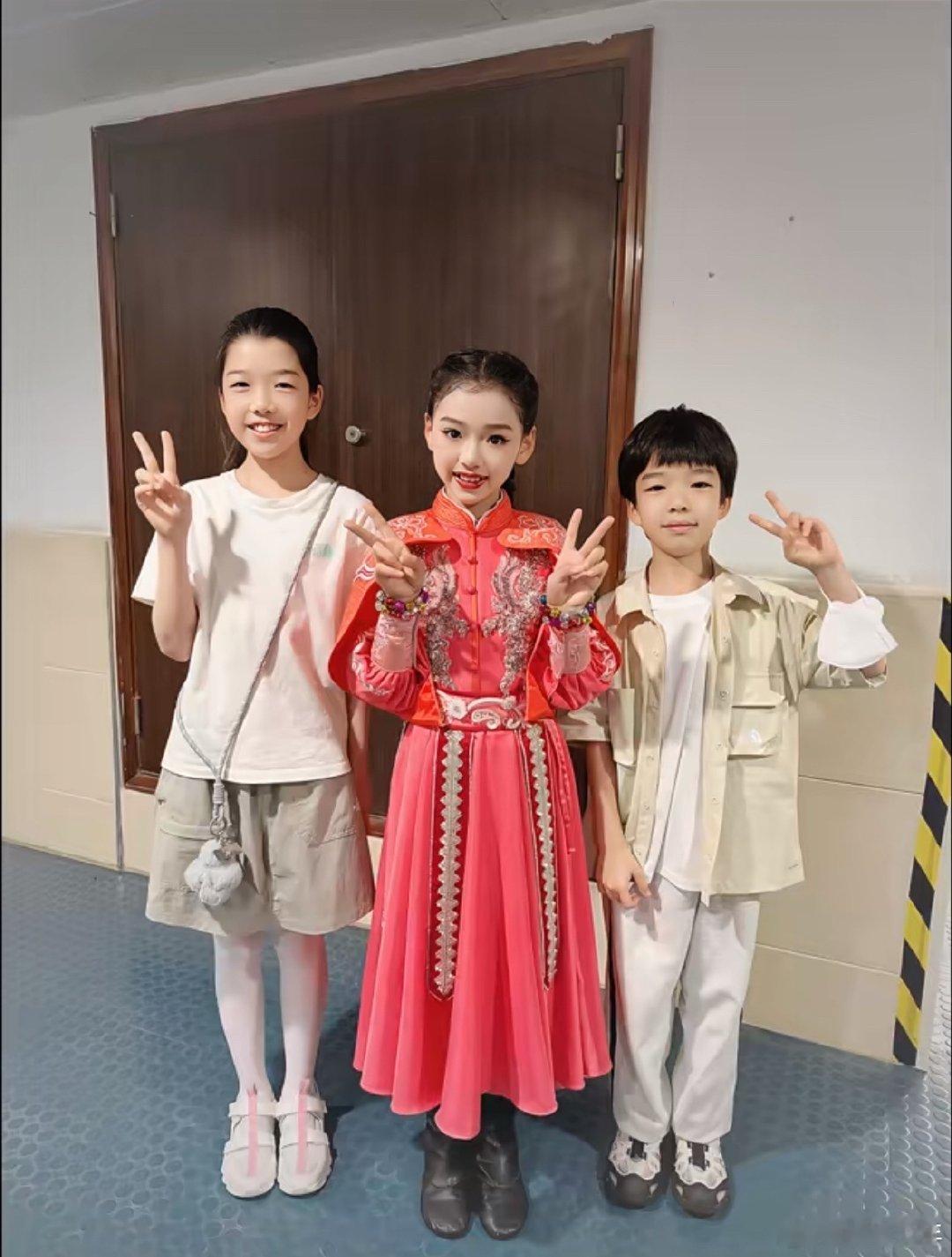王栎鑫儿女追星小酒窝王栎鑫儿女与小酒窝同框王栎鑫儿女追星小酒窝，两个小孩发自内心