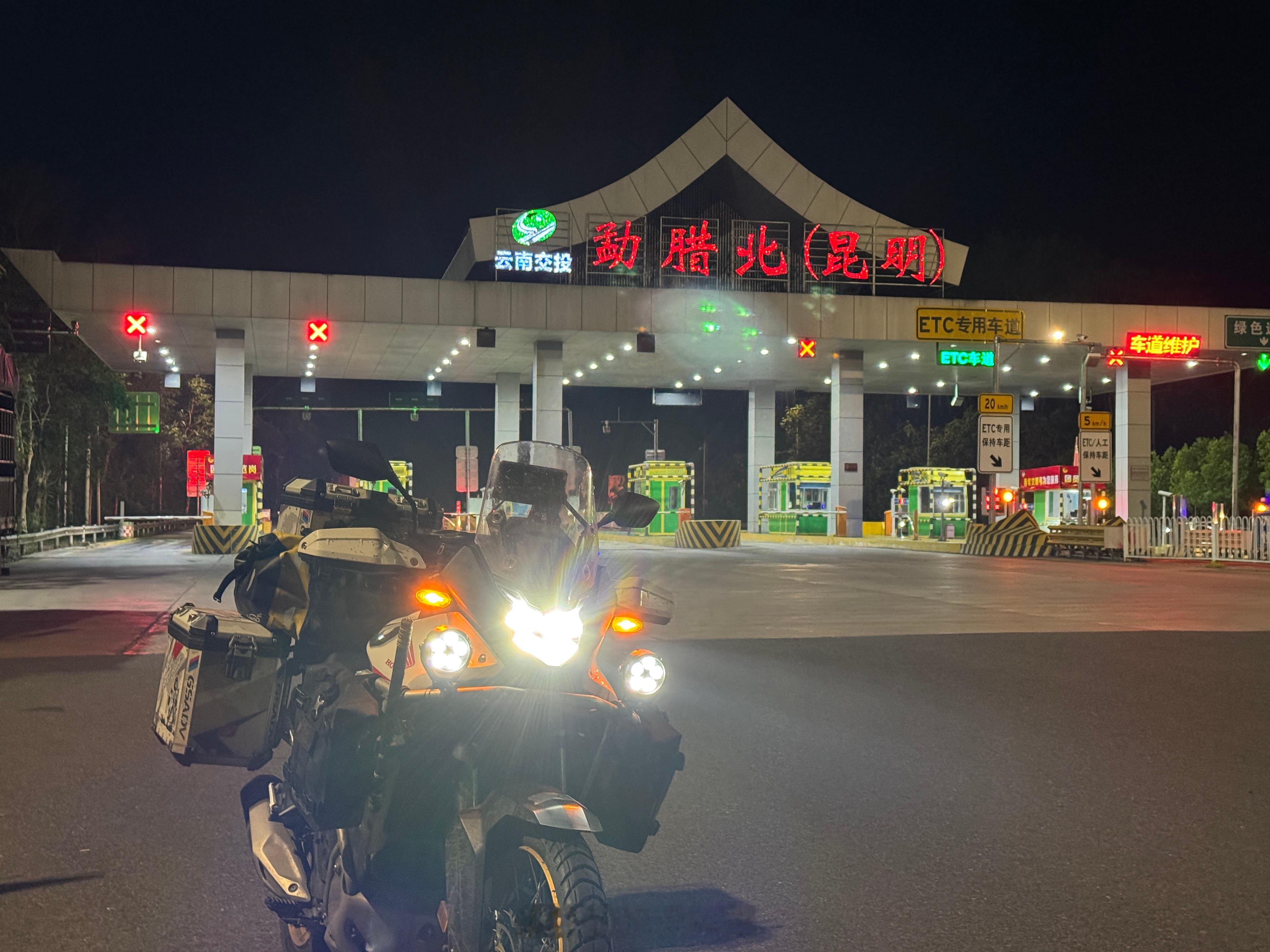 和摸摸去摩旅 睡觉 睡觉本田xl750机车摩托车 西双版纳·勐腊