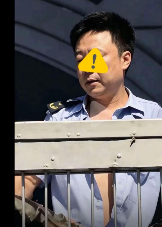 武汉天桥冲突：协管员明明一开始被打，是受害人！为什么叫同事帮忙后反被刑拘？“正当