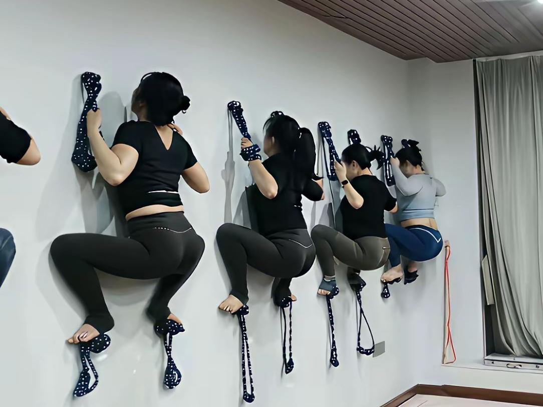 健身房里的女人们，又玩出了新的高度！！！这是在强化身体的那个部件？