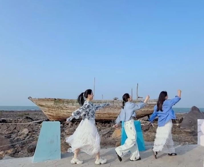 沈月镜头下的闺蜜沈月不愧是客栈专业摄影师📸 镜头下的闺蜜情太有质感，从取景到引