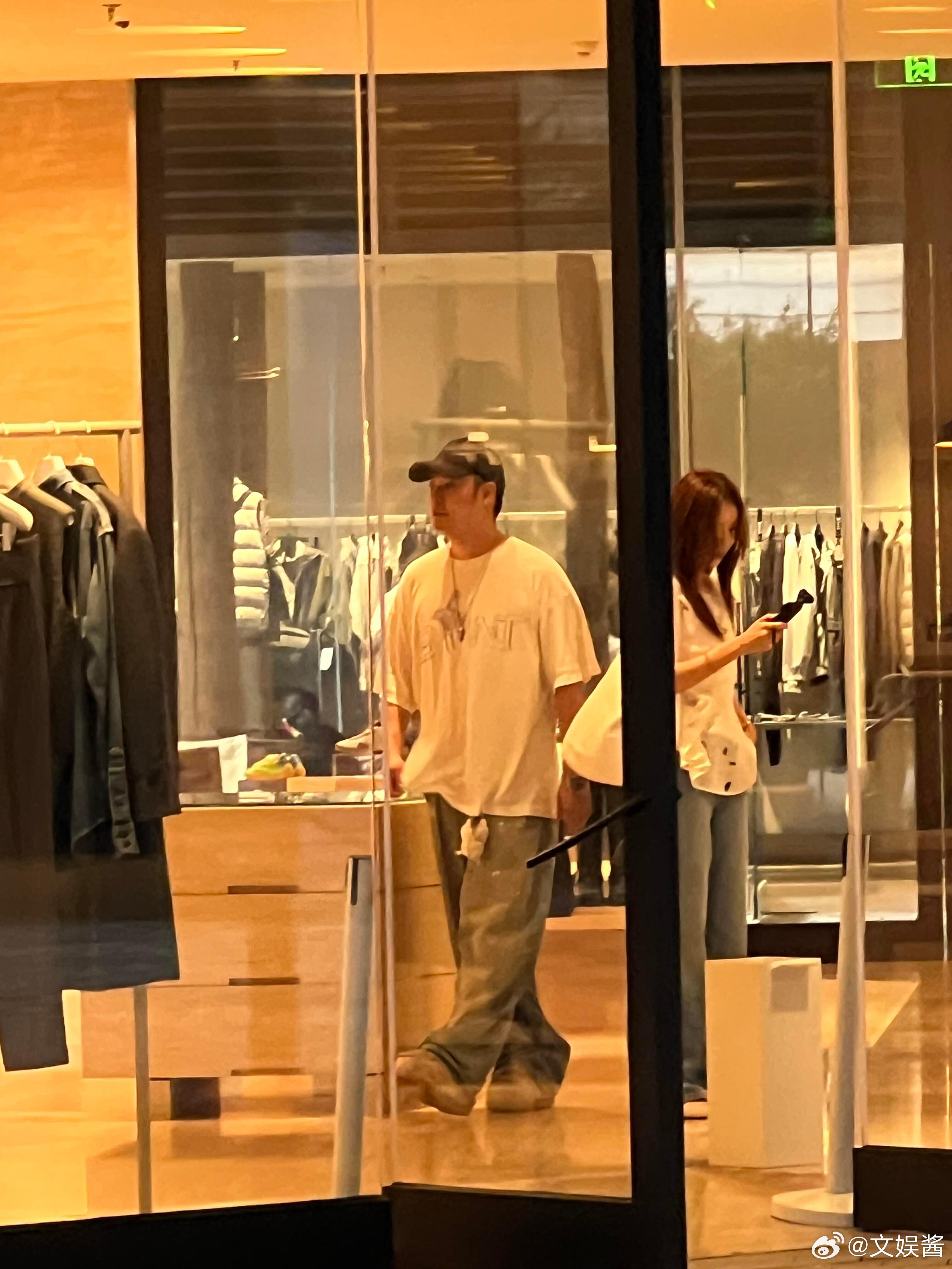 偶遇陈赫张子萱逛街网友在上海太古里偶遇陈赫和张子萱，两人一起手挽手逛街购物，这打