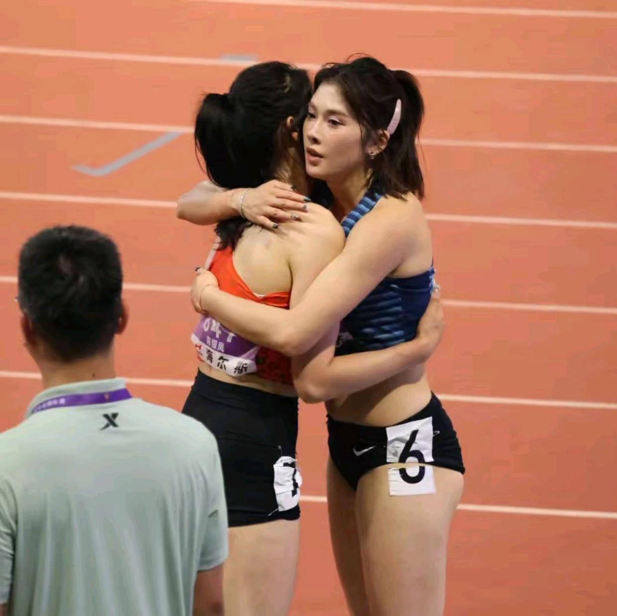 **吴艳妮13秒15逆转卫冕 中国女子跨栏闪耀全国田径锦标赛**  

2025
