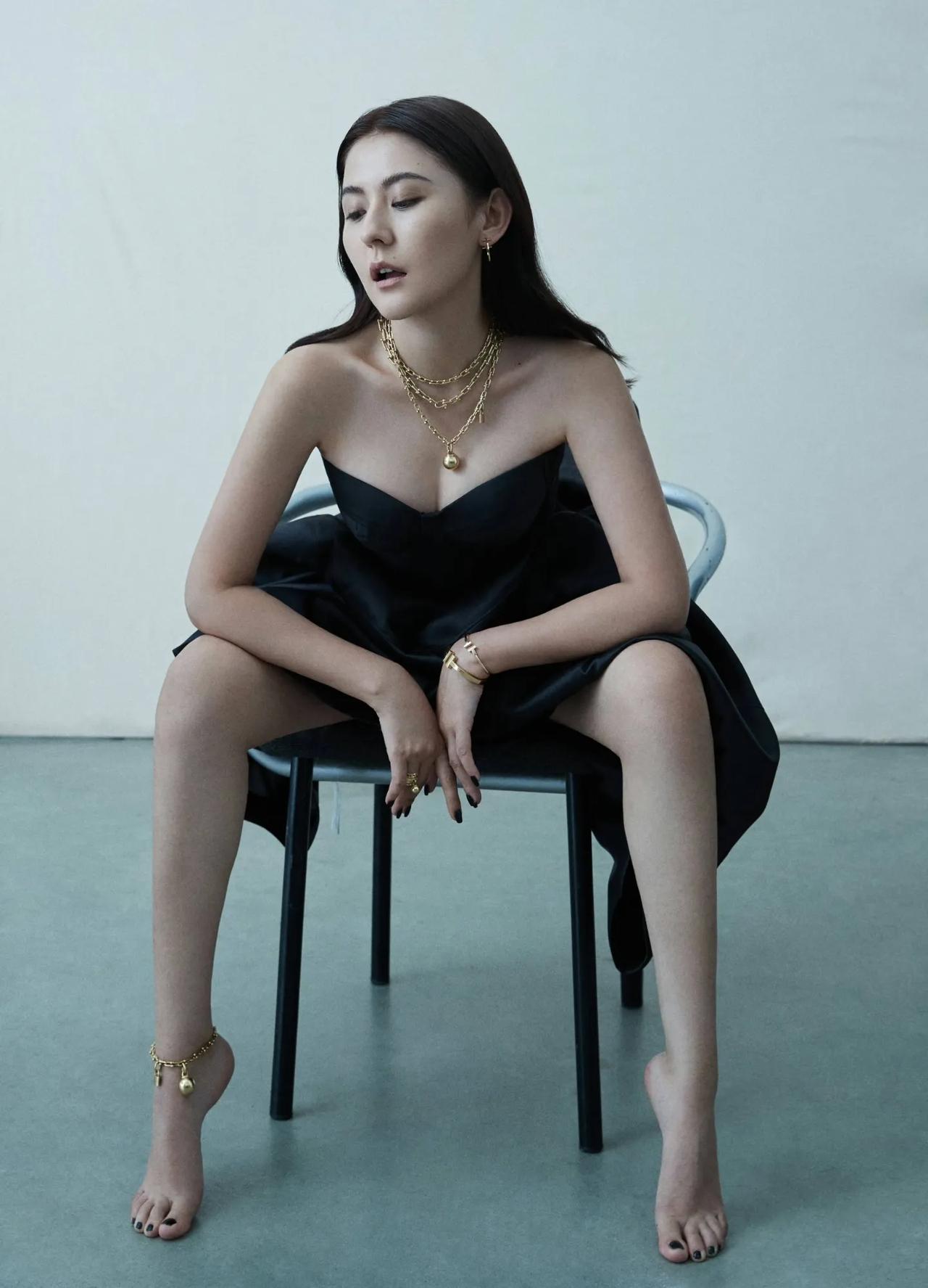女明星热依扎早期写真照片，那时候她的演技还没被大家熟知，但从她那时候的眼睛里，依