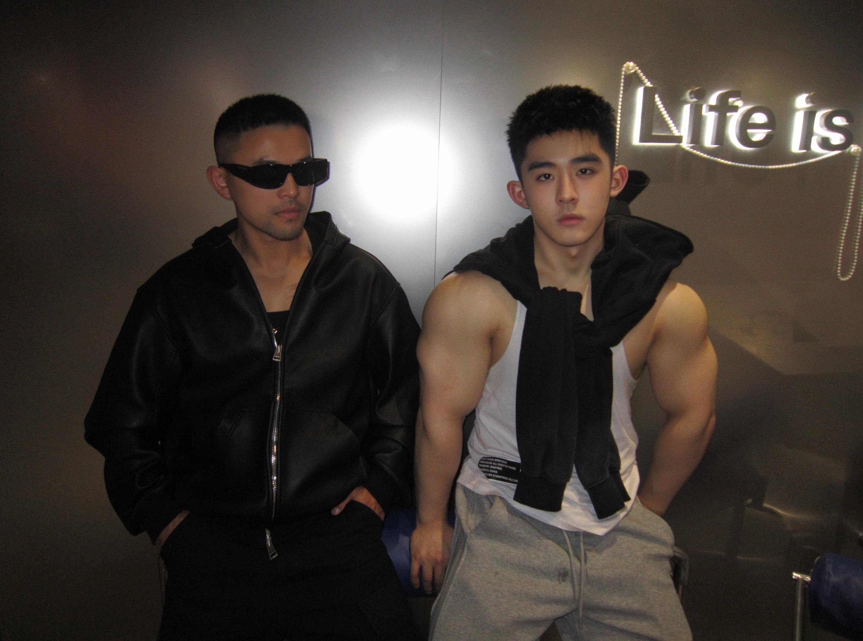 世界既不黑也不白，而是一道精致的灰