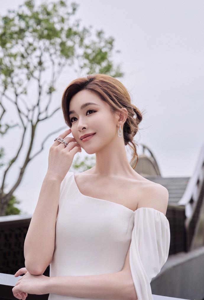 最近文咏珊在出席活动的时候搭配一件白色的露肩裙，让她看起来超有女神范儿，真的是特
