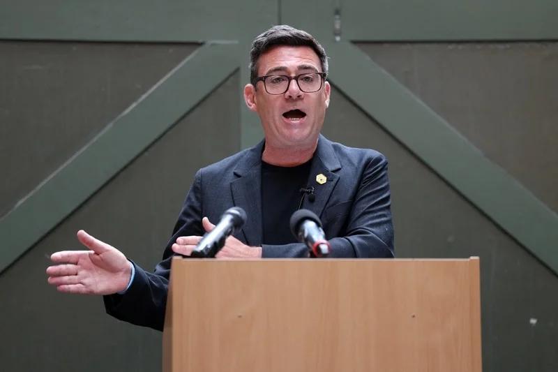伯纳姆这场演讲，不只是“砸碎白厅”，更是在挖英国政治的“祖坟”。
6月29日，伯