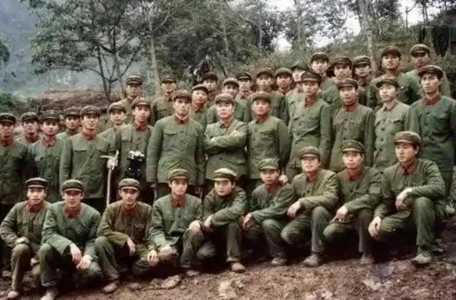 1985年，曾在战场上歼敌18人的英雄杨启良，回到地方后遭到了地方恶霸威胁，他眼