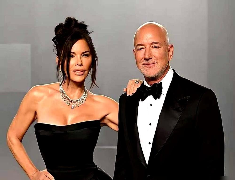 砸重金穿绝版高定，结果在名利场派对输了个精光。

劳伦·桑切斯穿着约翰·加利亚诺