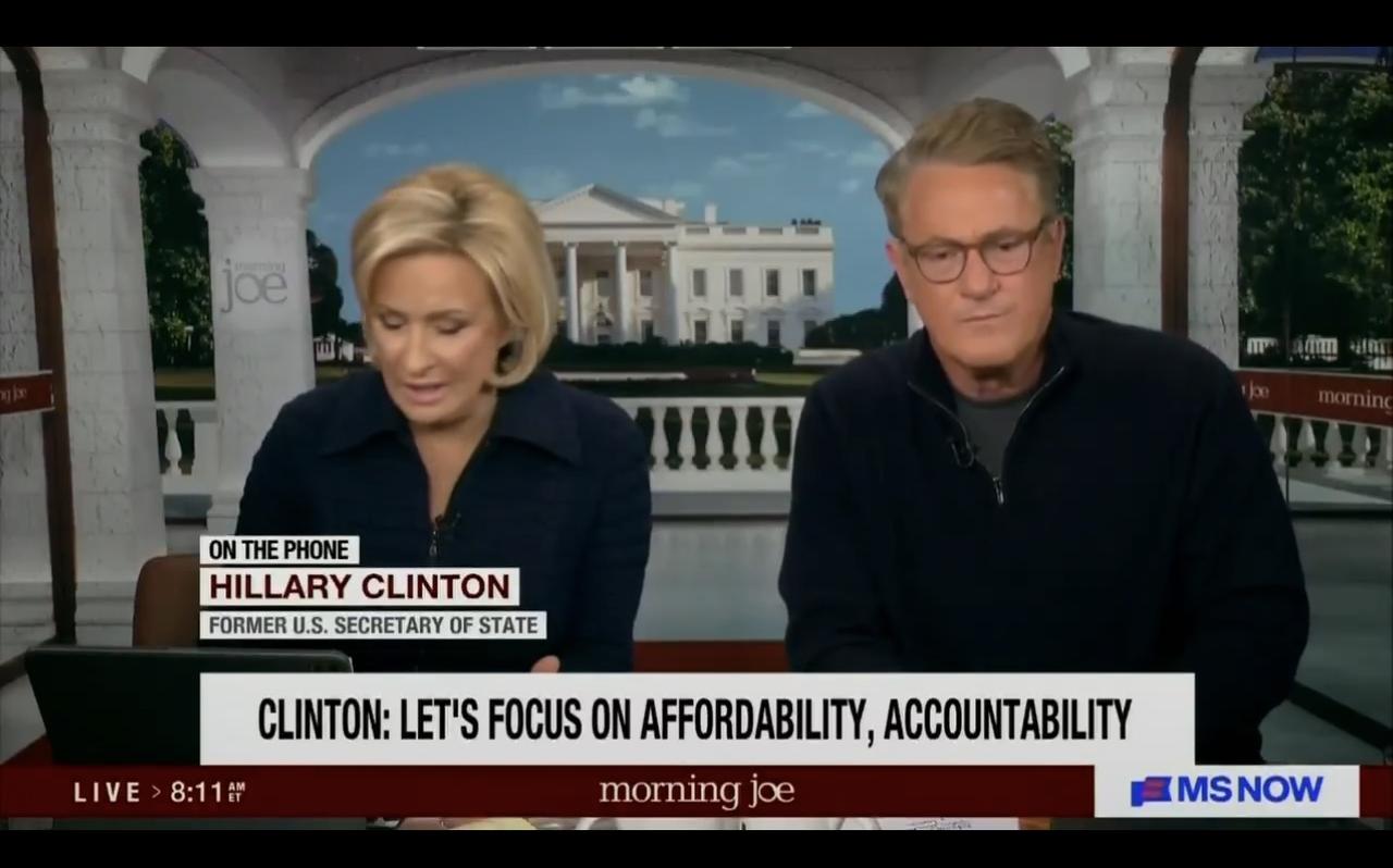 美国前国务卿希拉里·克林顿在接受连线采访时谈特朗普日益失控的推文帖子：“我读那些