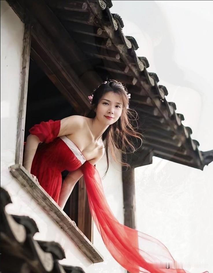 红杏出墙少问津，
金莲落杆遇西门。
隔窗一笑情波起，
幸有王婆作线人。
暗里牵合