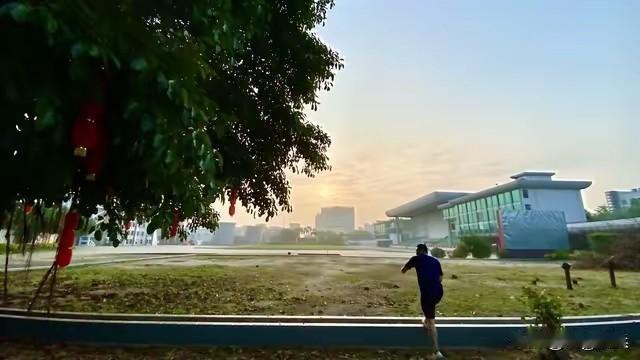 抓住晨起后的“黄金时间”
 
晨起后的黄金时间是养生的关键时段，做好喝水、如厕、