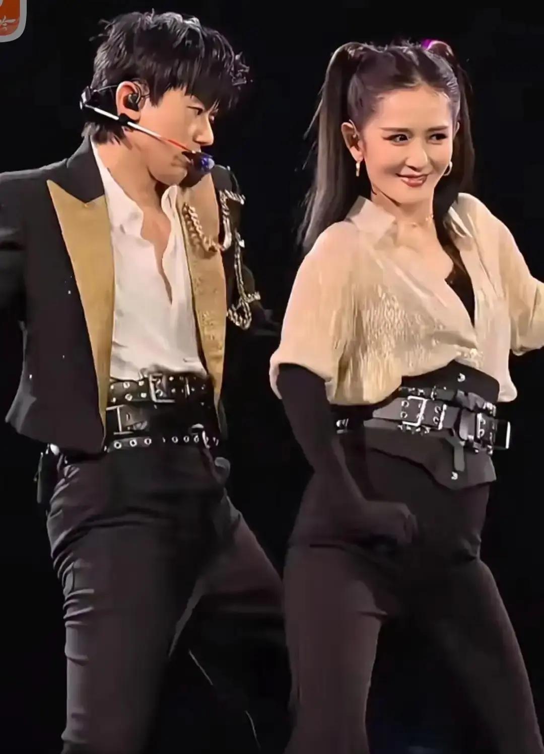 张杰在长沙把耳返一摘，几万人跟着他喊谢娜，那一刻我隔着屏幕都起鸡皮疙瘩。
他一句