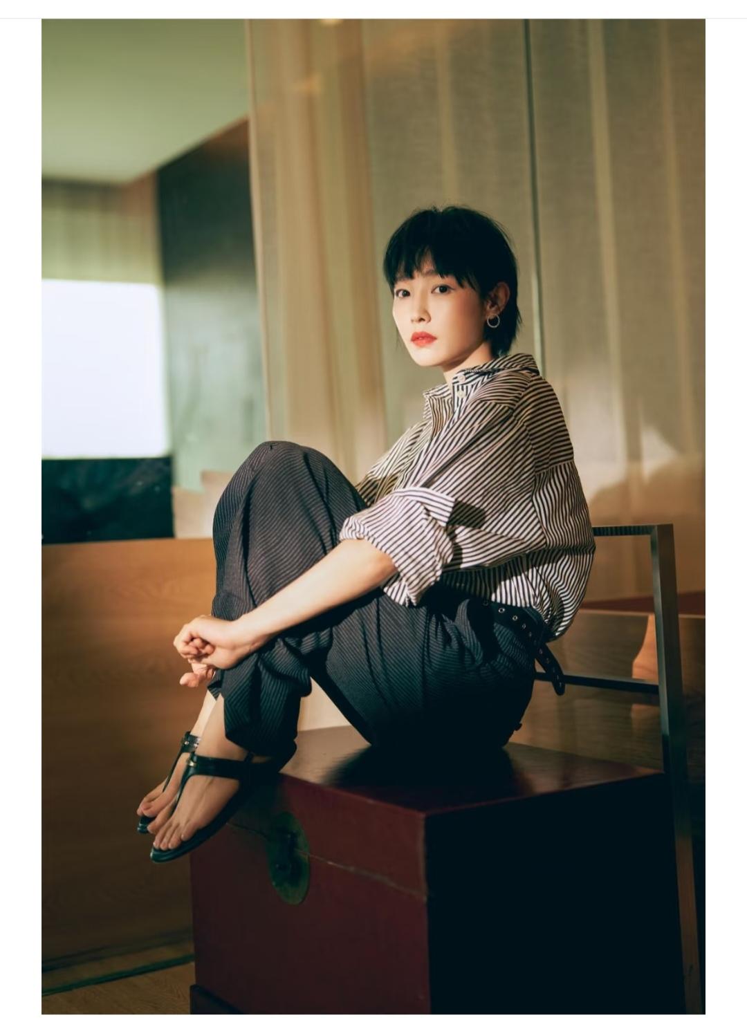 白百何，脚趾头真是太长了。