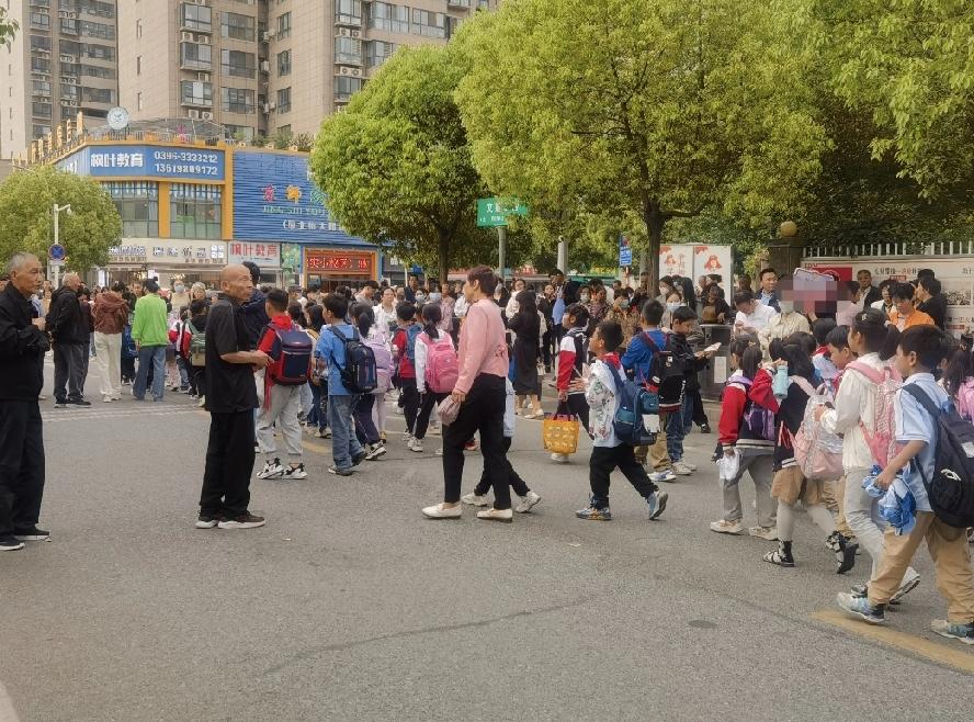 小学建议不让老人接送孩子？家长们炸锅了！

广州南沙有小学发通知，建议“尽量不要