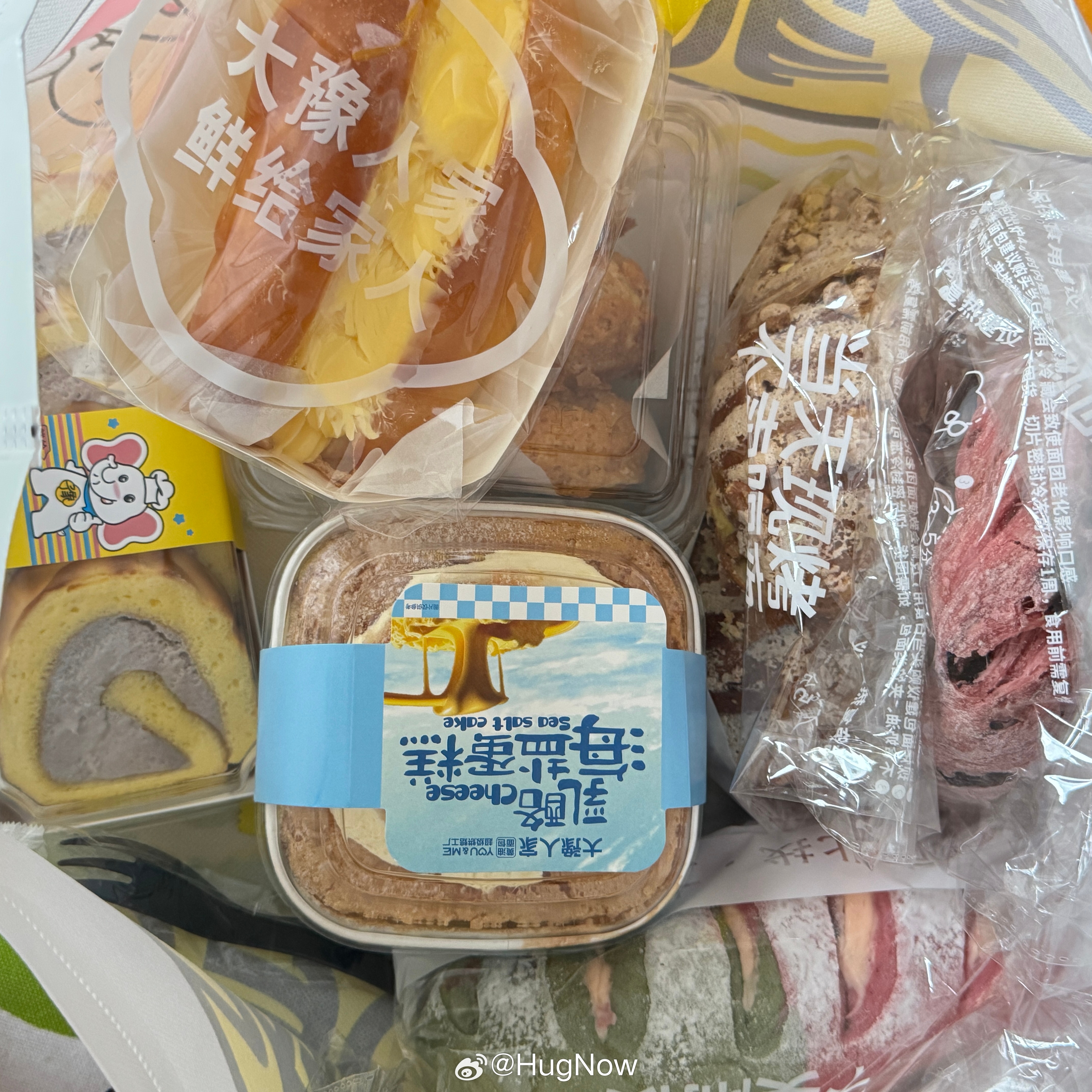 买了一兜子小面包可惜我们这儿没有战哥同款可颂🥐想起上次放纵自己吃小面包大概是三