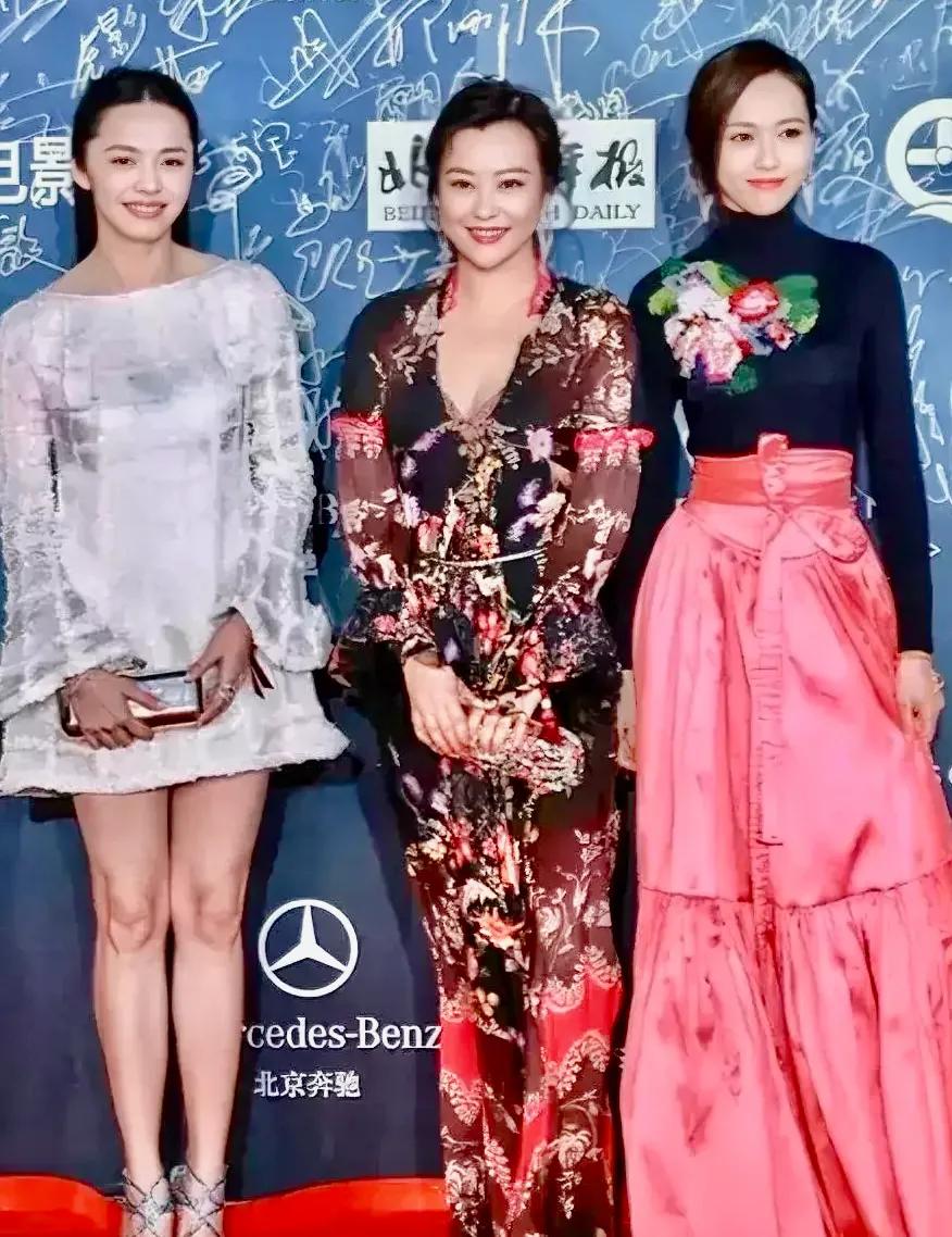 郝蕾、姚晨、唐嫣三位美女现在都已四十多了。
长相、气质、身材各有特点，相比而言唐
