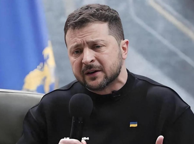 据《乌克兰真理报》报道，泽连斯基身边的核心圈最近频频向他建议：赶紧把办公室主任安