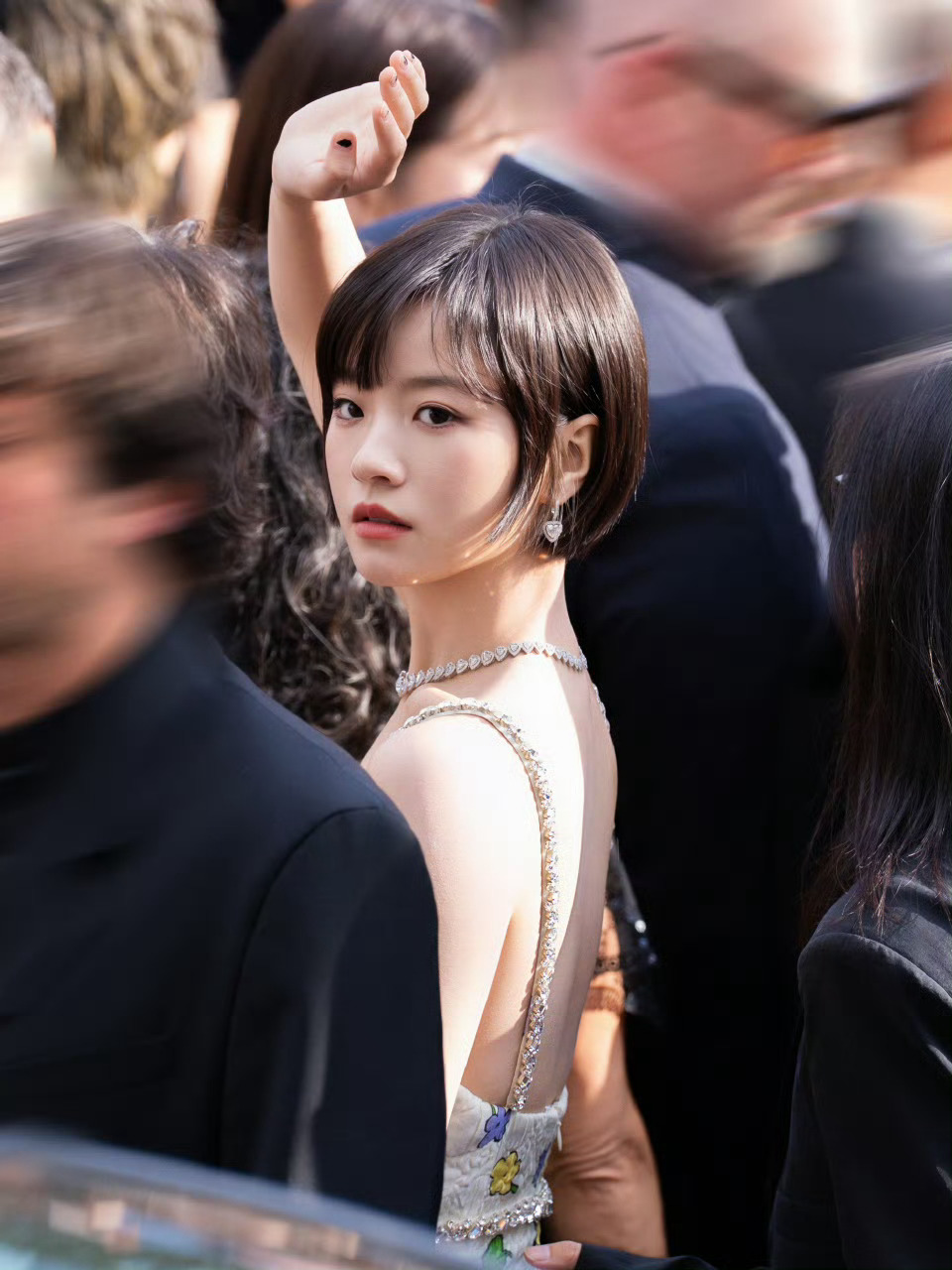李庚希野性又灵动被戛纳红毯的李庚希狠狠惊艳到野性冷飒的豹系风格气场全开，转眼又是