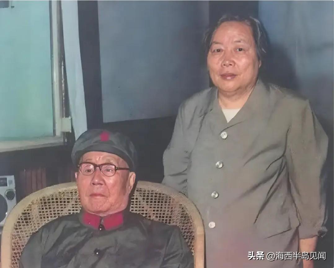 她是开国元帅夫人，开国大校。14岁参加红军，18岁随红四方面军参加长征。19岁与