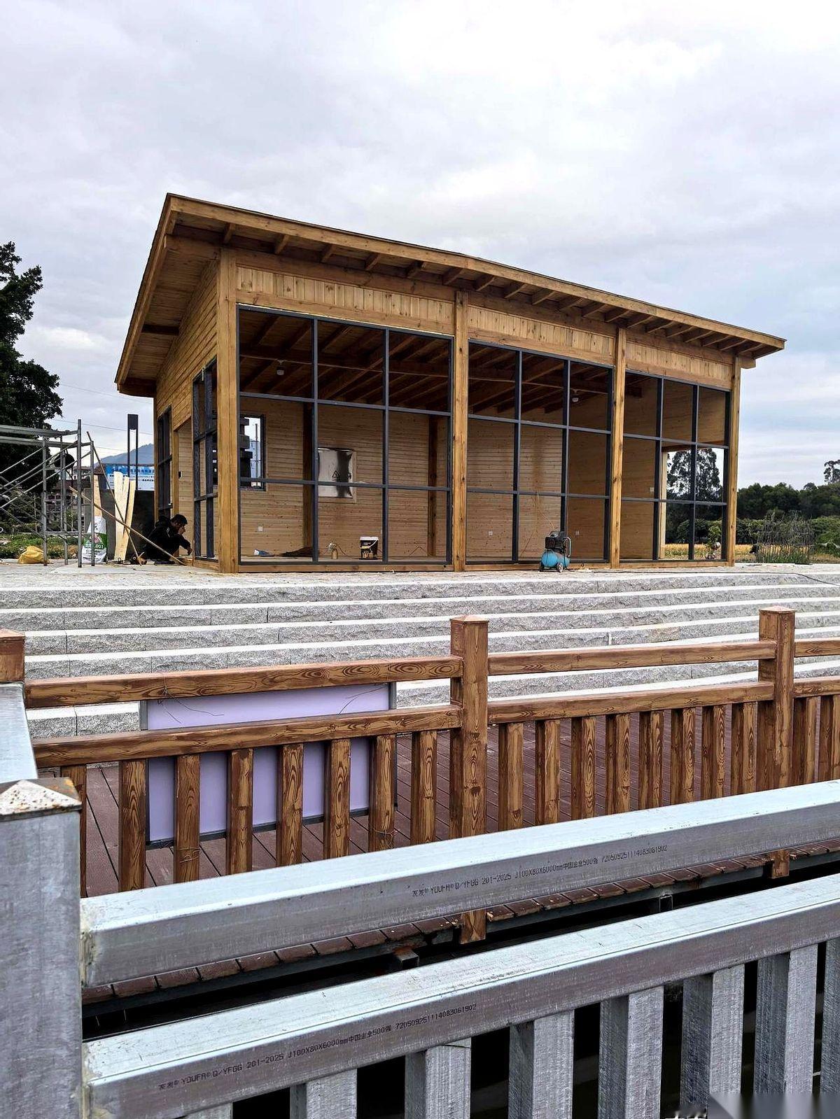 我滴个乖乖。
路过后黄，我直接一个急刹车。那叮叮当当的，是在修游船码头？！
真要