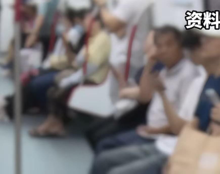 广州一男子挤地铁被判强制猥亵罪，判刑1年6个月。男子发文喊冤称，没动、没摸，手还