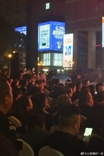 什么时候礼仪小姐姐穿的衣服能从旗袍改成汉服啊，特别是冷嗖嗖的天，露天演...