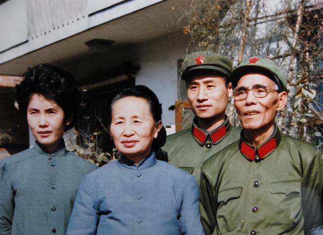 1987年韦杰病逝，妻子主动将他名下豪车交还成都军区，军区很为难的回答道：这个档