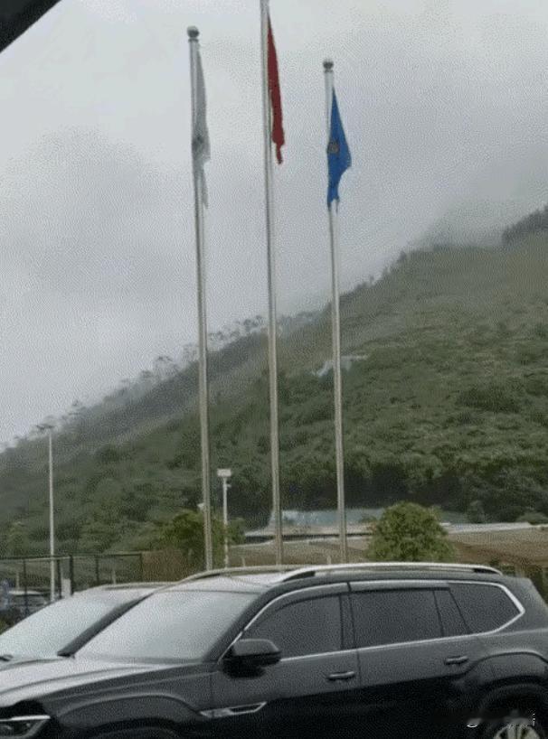 “科学都解释不清楚了”。广东，男子下雨天看到五星红旗被雨淋湿，心血来潮对着国旗唱