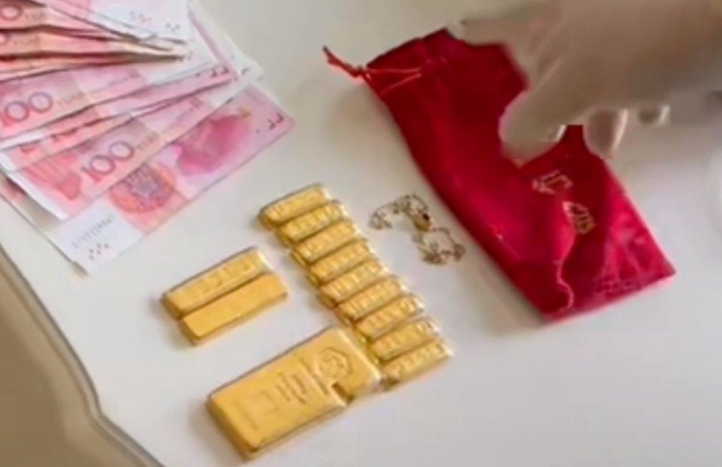 #男子称百万黄金被盗民警一小时找到#【价值百万黄金被盗？男子称藏在枕下回老家过年