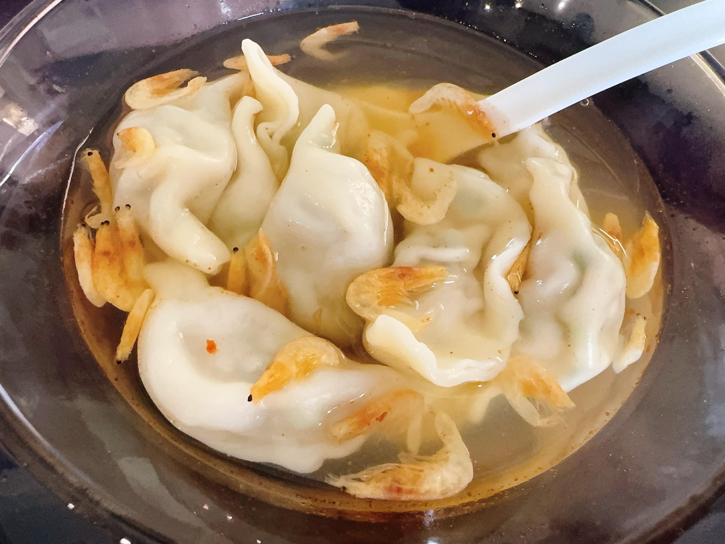 窝家就不喜欢点外卖，那就煮碗水饺吃吃吧！早饭还没有吃，10个水饺应该可以吃完吧！