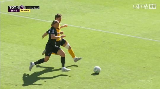 西蒙斯冲抢球权过程中膝盖发生拉伤，不敢相信。。 