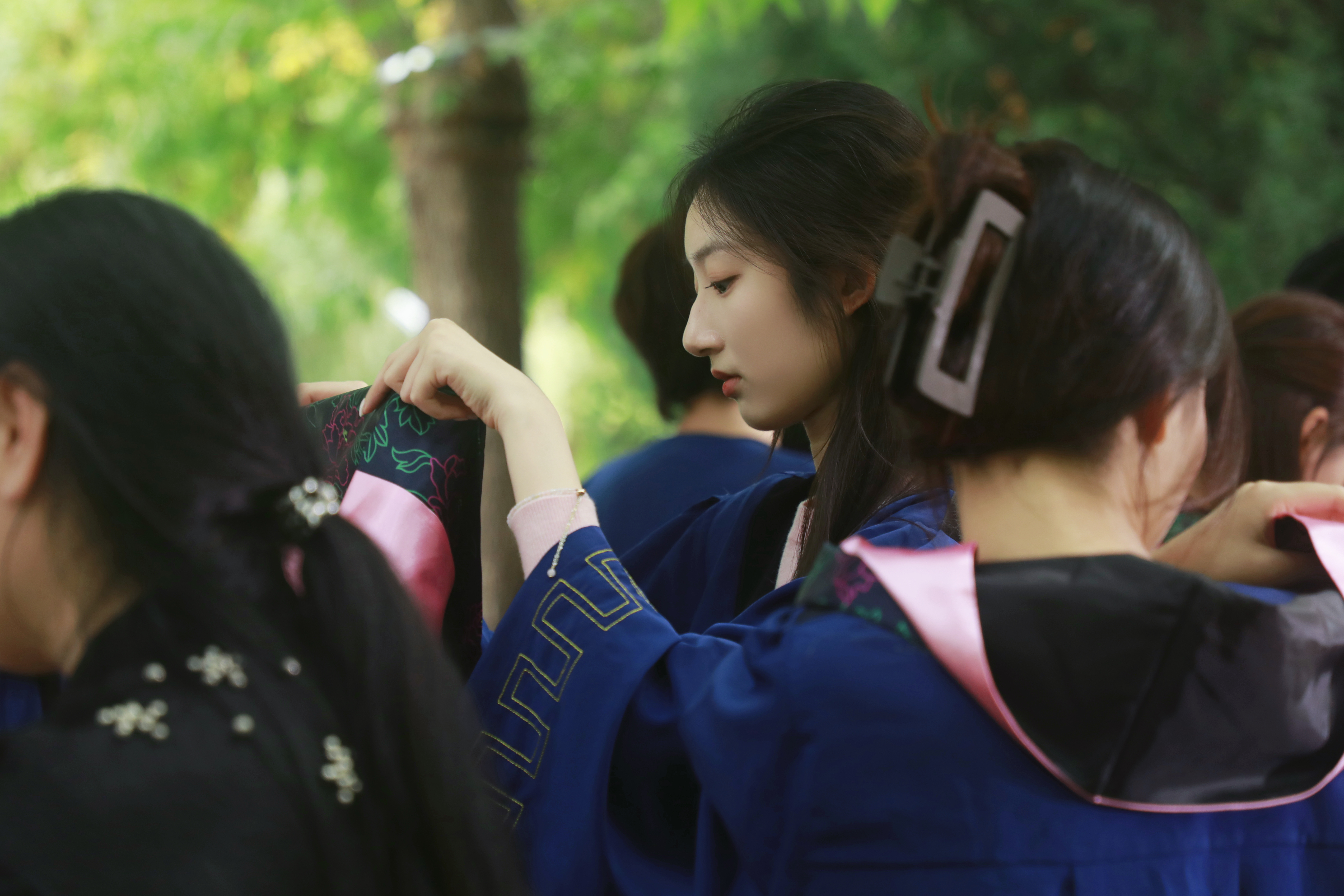 上学小日常🍒最近学校在拍宣传片小曹直接“硕士毕业🎓” 框住一整个秋天 天凉好